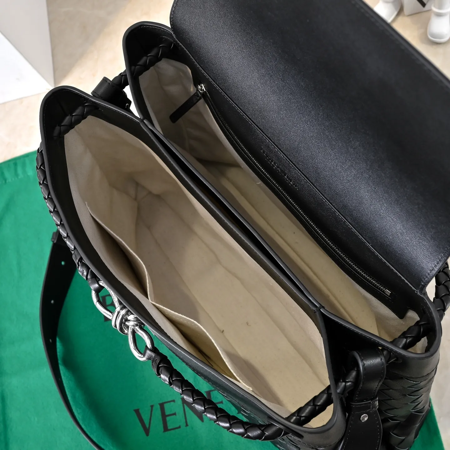 Batch 2460 #BV new men's Andiamo can be carried hand-held, on the shoulder or cross-body. It is a fashionable and versatile men's bag. The combination of lntrecciato woven iconic elements and smooth leather creates a unique cool style😎 The subtle luster and natural texture of the calfskin are high-end and fashionable. The flip-top design Knot shoulder straps and tough full leather shoulder straps are more private and can be used in more ways. No matter the size, it can accommodate a laptop, and it can be easily handled for daily commuting, business trips or travel. Model: 7715 Size: 37x26x13